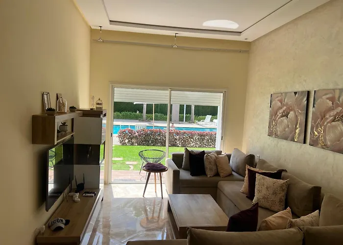 Apparemment De Luxe Vue Piscine