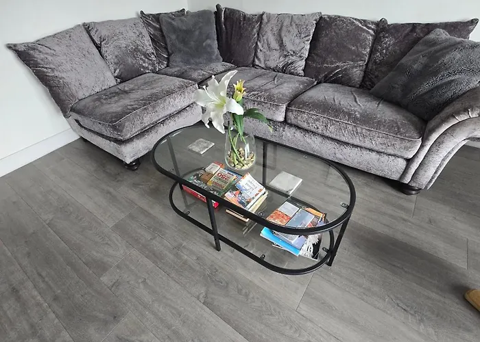 Stunning Refurbished 1 Bedroom, Harbour Apartment.