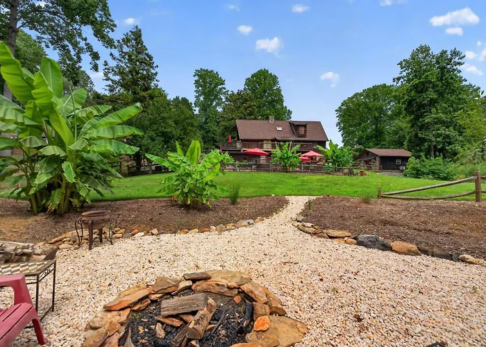 Hickory Hideaway: Pet-Friendly Haven W/ Fire Pit!