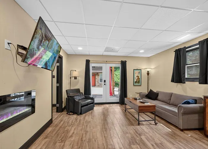 Hickory Cottage Unit W/ Pool & Fire Pit!