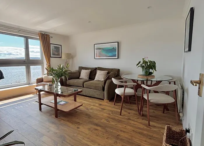 Marine Parade Apartment With River View