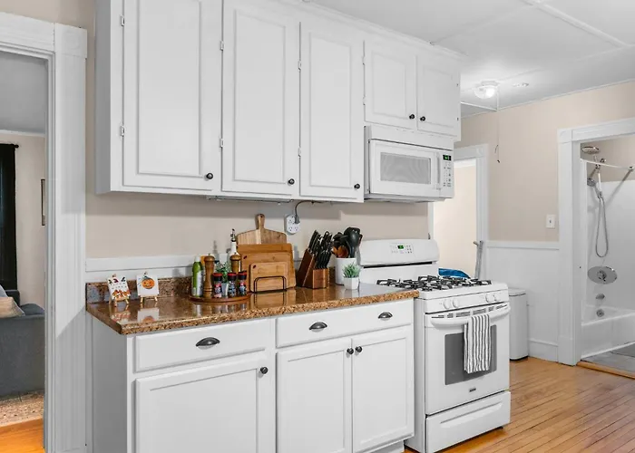 The Witch City Hideout - Salem 3 Bedroom With Gameroom, Balcony & Free Parking