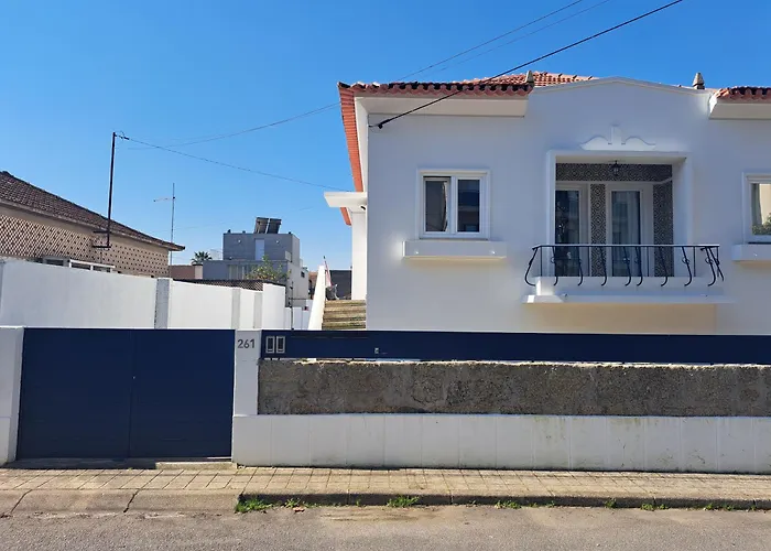 2 Bedroom Apartment Metro 2 Min Porto 15 Min Parking