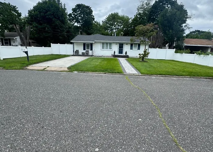 Bright & Comfortable Home In The Heart Of It All