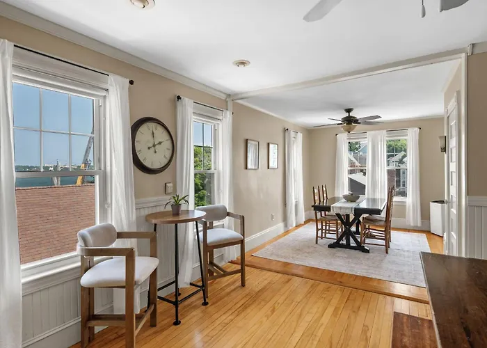 Historic Salem Getaway, Coastal Charm, 2 Bed 1 Bath