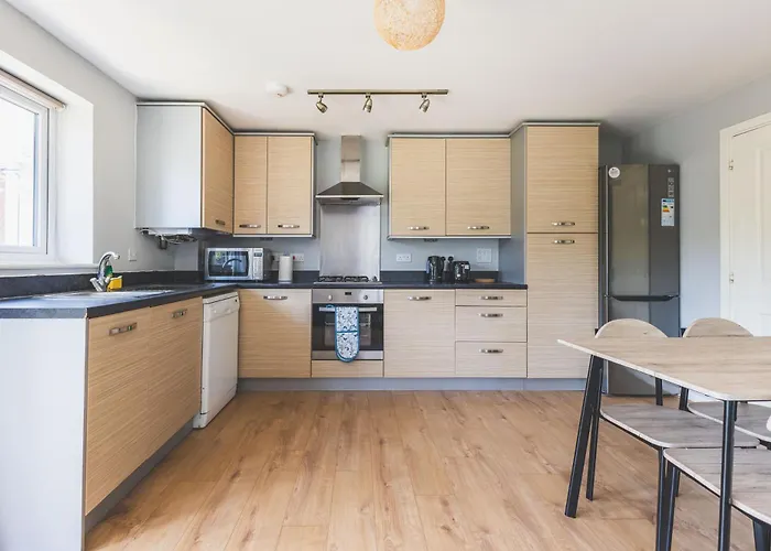 Modern 2Bdr Home Near Elizabeth Line And Heathrow