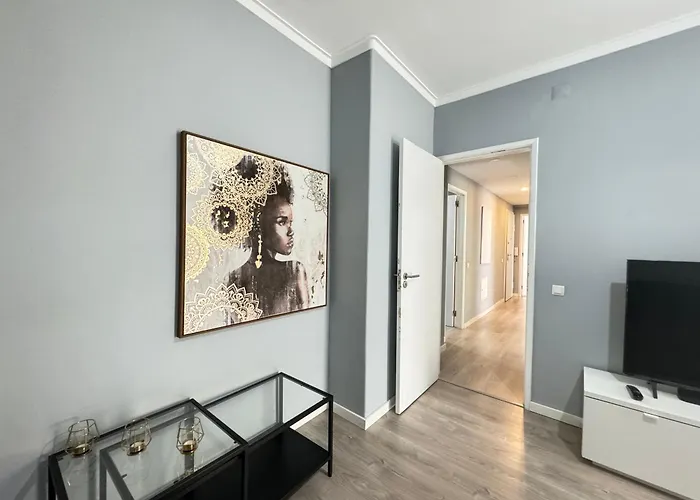Cozy 2- Bedroom Apt Near Lisbon & Sintra