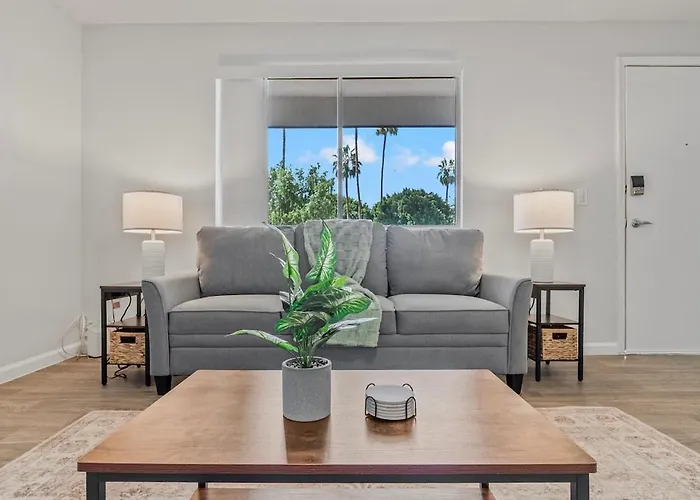 Explore Mesa From This Modern Retreat