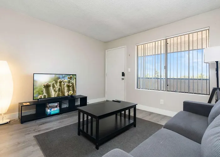 2Br Modern Baseline Stay Sleeps 4 Near Downtown