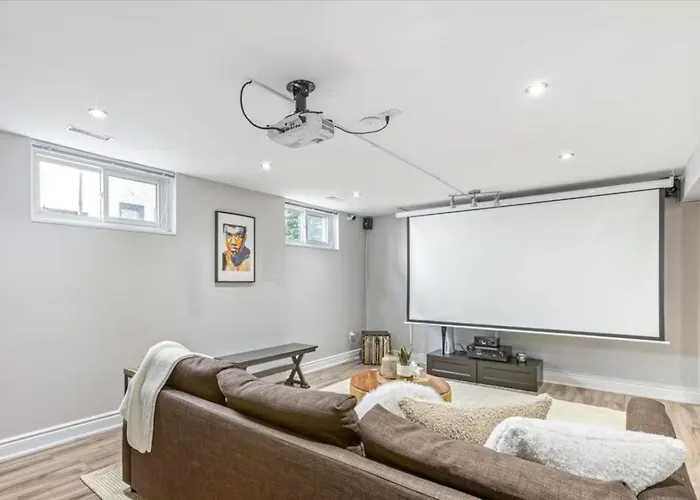 Cozy 2 Bedroom Suite - Near Bayview & Steeles & Finch Station