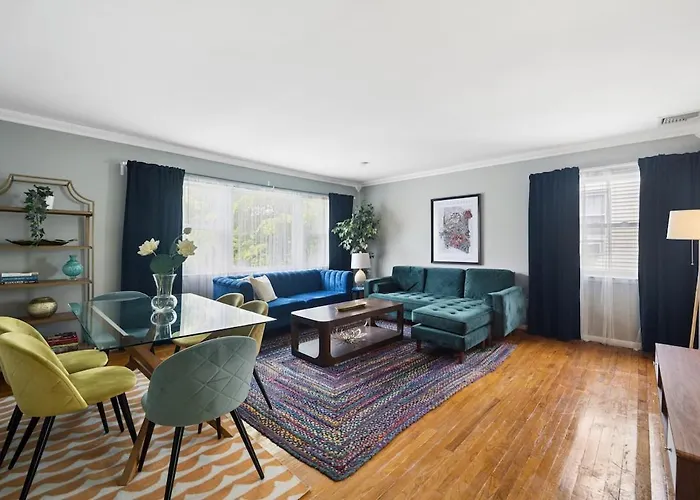 Retro 3Br Walkup Apt And Shared Yard And Parking