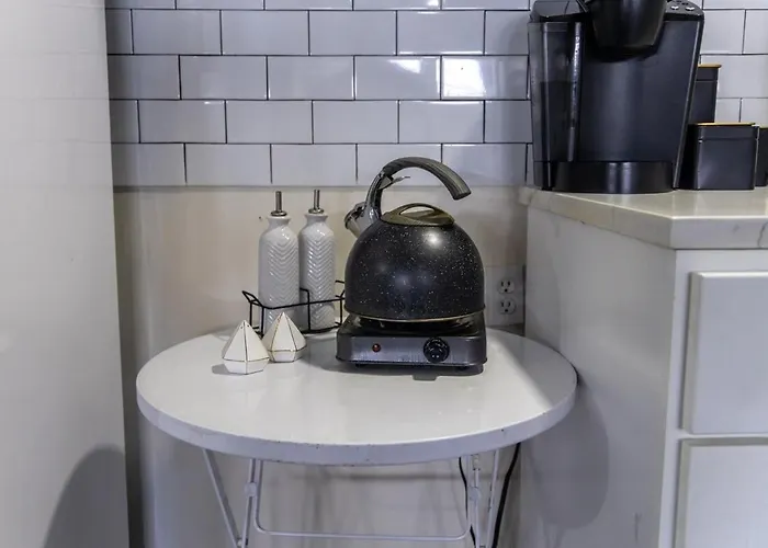 Minimal 1Bed Apt Basement With Free Parking