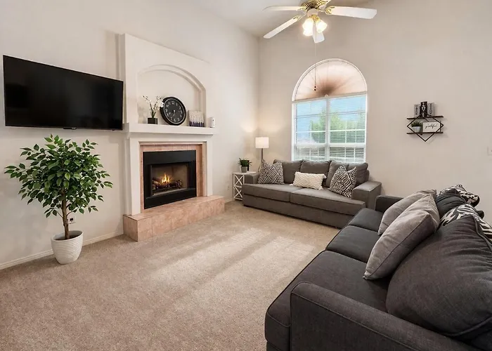 3Bedroom- Spacious Open-Concept Home, Near Shops And Dining