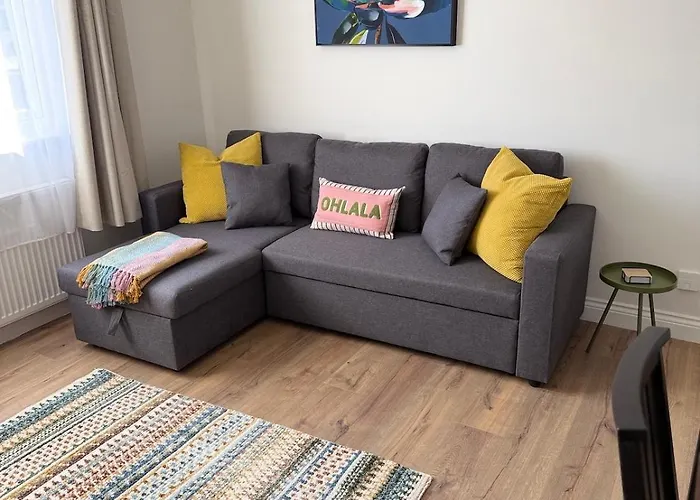 Stylish, Newly Refurbished, 2-Bed Flat Near London