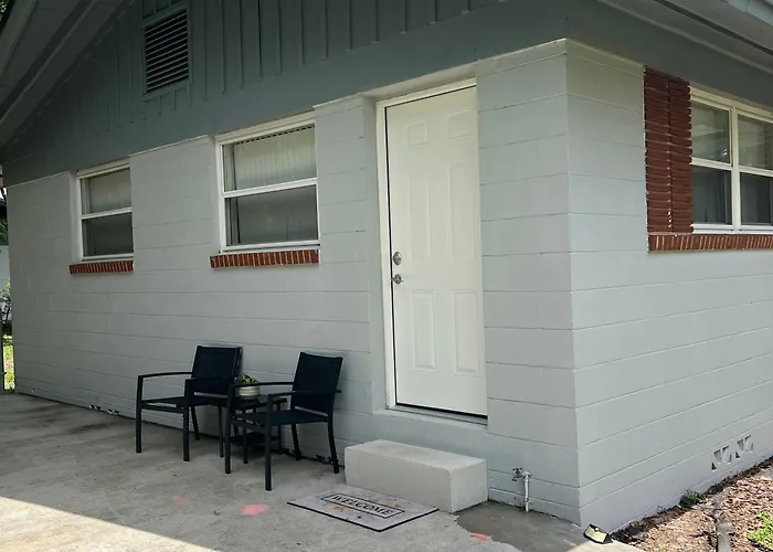Studio With Private Entrance Near Downtown Jax