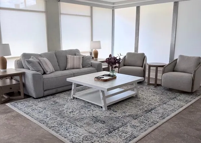 Newly Renovated Apartment With King Bed And Free Parking