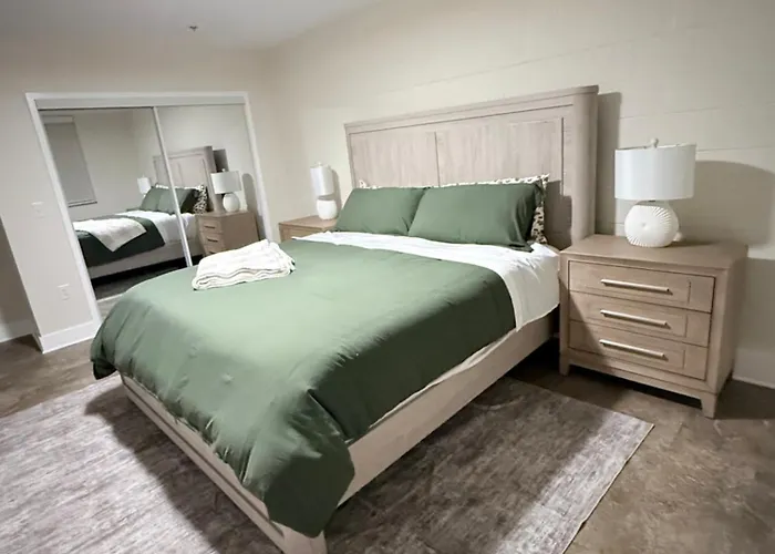 Newly Renovated Apartment With King Bed And Free Parking