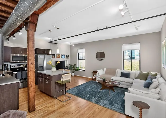 Top-Floor Loft , Downtown Views, Free Parking