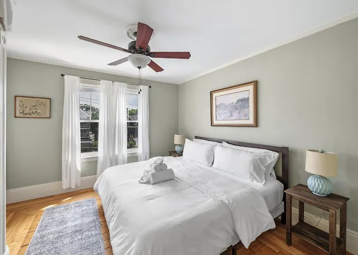 Historic Salem Getaway, Coastal Charm, 2 Bed 1 Bath