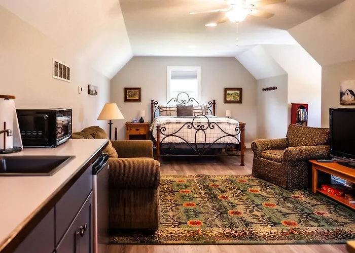 Kettle Moraine Flat By Simple Life Rentals