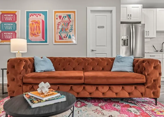 Colorful King Bed Apt Large Kitchen Game Room