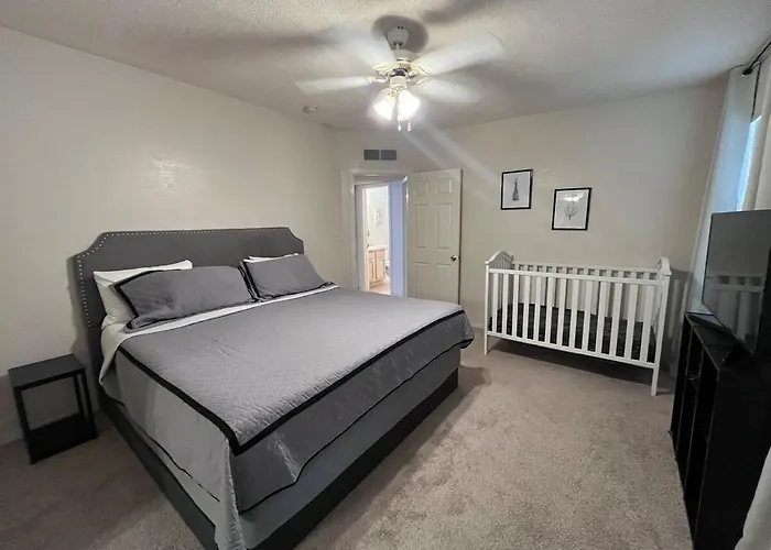 3Bedroom- Spacious Open-Concept Home, Near Shops And Dining