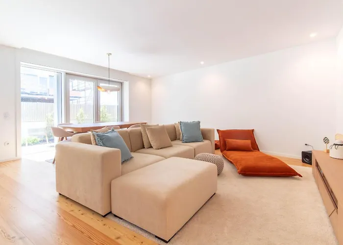 Coastal Bliss Stylish 2Br Apartment By Lovelystay