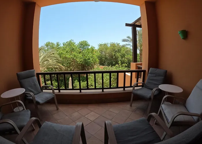 El Gouna South Marina Poolside 2-Bedroom Terrace Apartment Sleeps 4-Persons