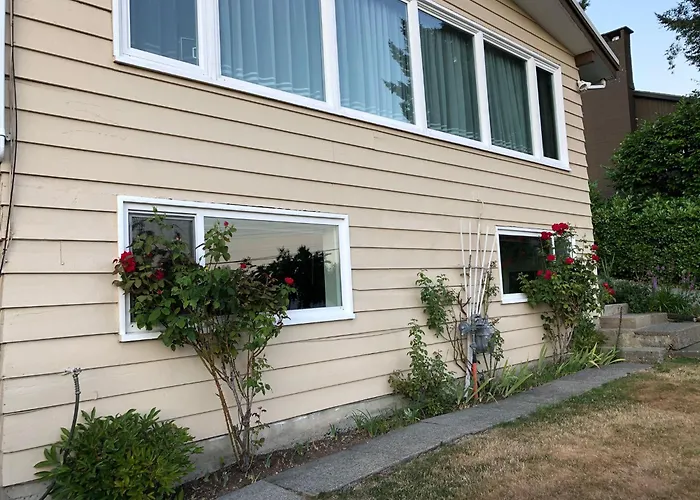Spacious Adorable One Bedroom In Friendly North Vancouver