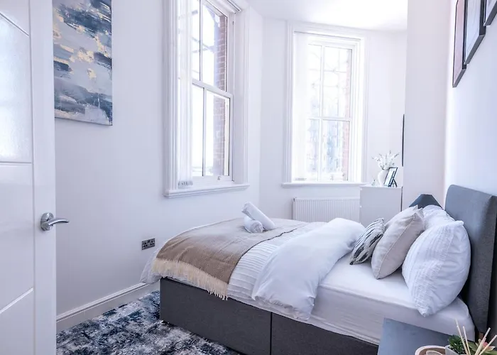 Modern 2 Bedroom Flat / Free Parking / Sleeps 6