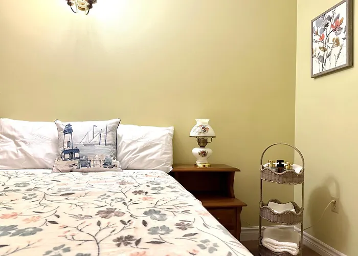 Private Quiet Guest Suite- Self Checkin- Free Parking