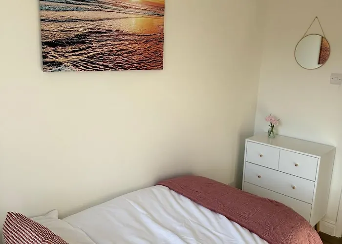 Stylish, Newly Refurbished, 2-Bed Flat Near London