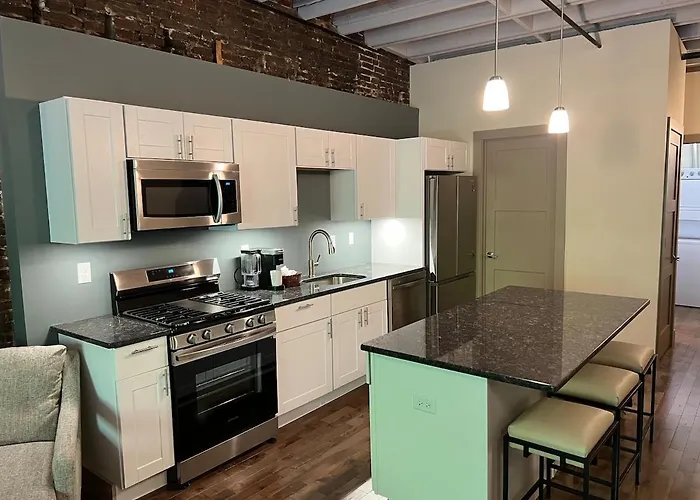 Downtown Suite With Balcony