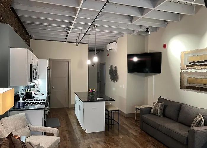 Downtown Suite With Balcony