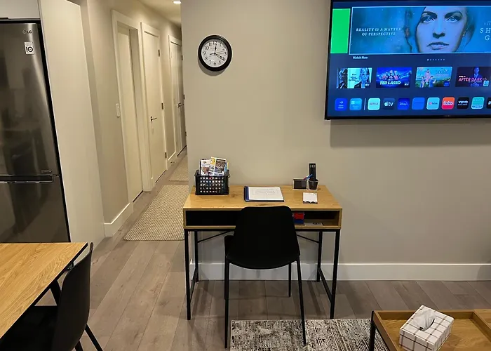 Modern Private 1 Bedroom Suite - Assigned Parking And Patio