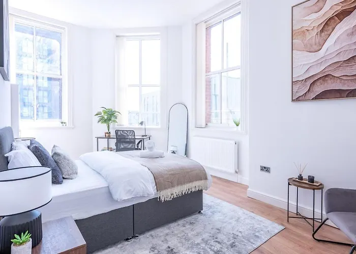 Modern 2 Bedroom Flat / Free Parking / Sleeps 6
