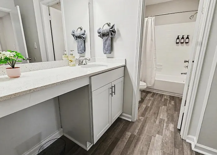 Bright And Spacious 2Br With King Bed, Pool, Gym Near Uab & Hospitals