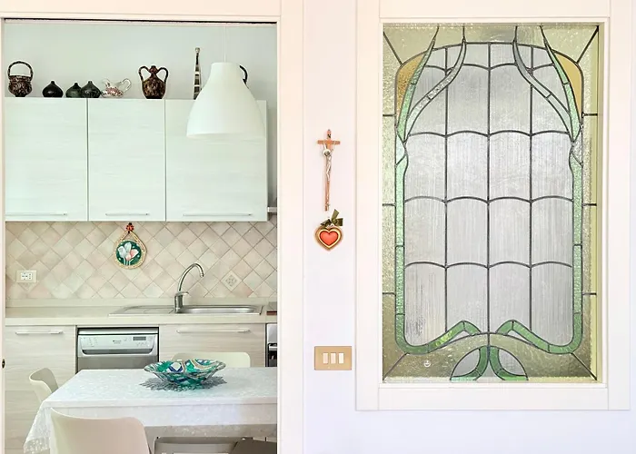 P099- Porto Recanati, Elegante Porzione Di Villa Con Giardino