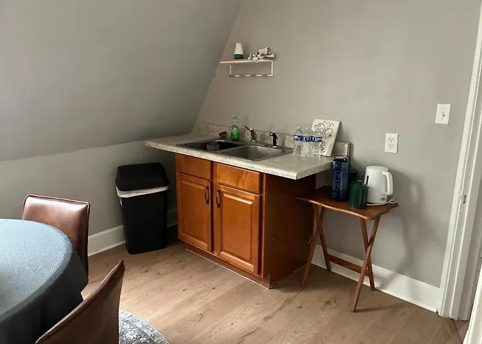 Rustic Getaway, Woodsy Area Private 2Nd Level