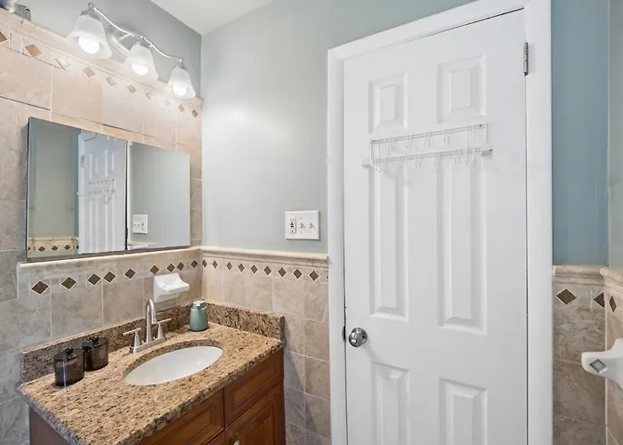 Retro 3Br Walkup Apt And Shared Yard And Parking