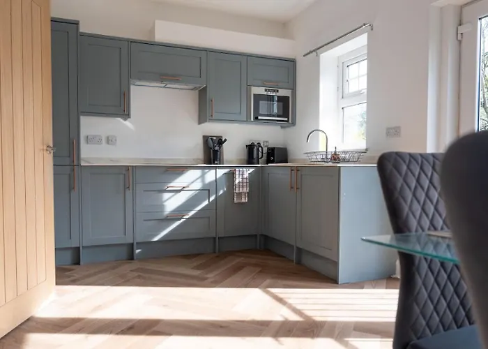 2 Bedroom Apartment- Private Parking