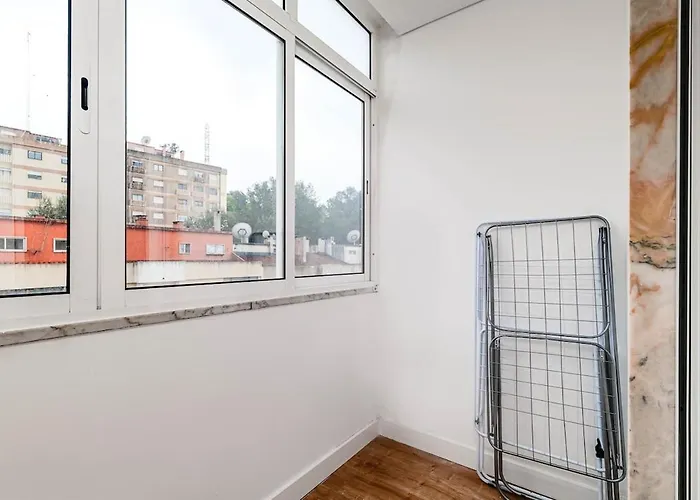 Bright & Stylish 2-Bedroom Flat With Balcony In Belas, Easy Access To Lisbon