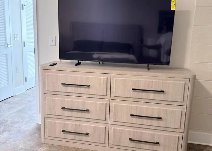 Newly Renovated Apartment With King Bed And Free Parking