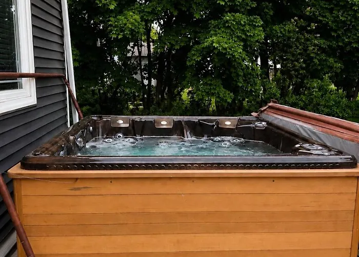 Park St Retreat- Waterfalls, Hiking & Hot Tub