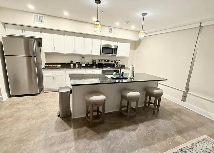 Newly Renovated Apartment With King Bed And Free Parking