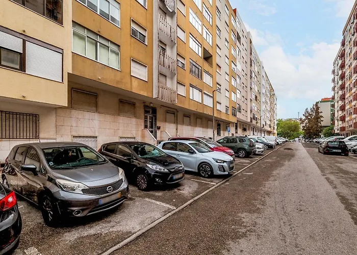 Bright & Stylish 2-Bedroom Flat With Balcony In Belas, Easy Access To Lisbon
