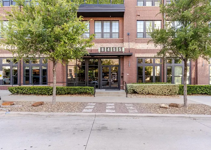 Top-Floor Luxury Retreat, King Bed, Full Kitchen, Private Balcony