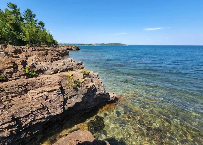 Park St Retreat- Waterfalls, Hiking & Hot Tub