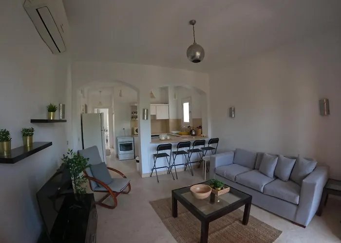 El Gouna South Marina Poolside 2-Bedroom Terrace Apartment Sleeps 4-Persons