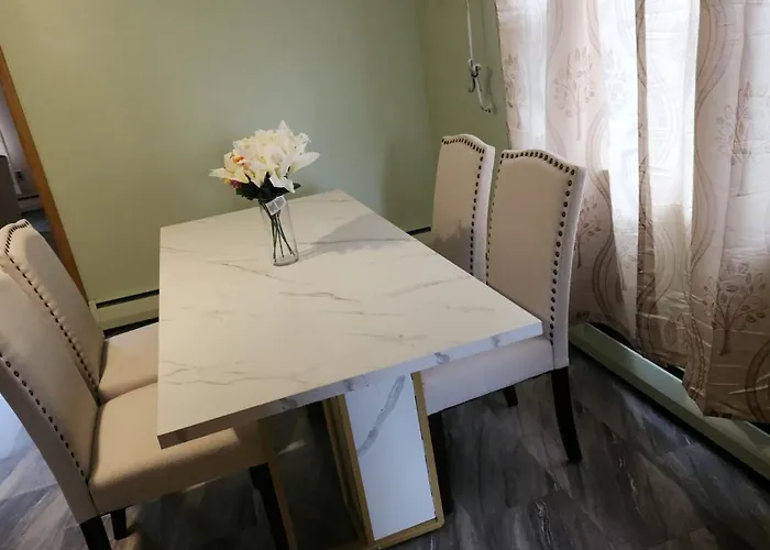 Cozy Newly Furnished 2-Bedroom Home, Manchester